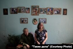 Георгий и Светлана Тодозаковы в своем доме в селе Бутрахты. Фото: Виль Равилов для ТД