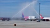 Пожарни коли посрещат с водна арка първия самолет, кацнал на летище Варна, след като България стана част от Шенгенското пространство по въздух и вода, 31 март 2024 г.