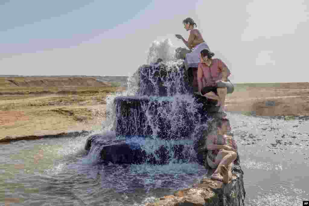 Još jedna slika Anuš Babajanian dobila je priznanje - fotografija žene koje posjećuju izvor vruće vode koji je izronio iz osušenog korita Aralskog jezera, u blizini sela Akespe, Kazahstan, 27. kolovoza 2019.&nbsp;Nekada četvrto najveće jezero na svijetu, Aralsko more izgubilo je 90 posto svog sadržaja otkako je riječna voda preusmjerena. Fotografija je&nbsp;dio serije pod nazivom Battered Waters koja je osvojila nagradu Dugoročni projekti World Press Photo.