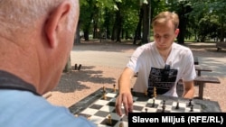 Mihajlo Milošević na partiji šaha u kalemegdanskom parku, Beograd, jul 2023.