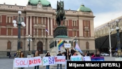 Aktivisti nekoliko nevladinih organizacija okupili su se 20. marta u centru Beograda kako bi pružili podršku LGBTI+ zajednici u BiH.