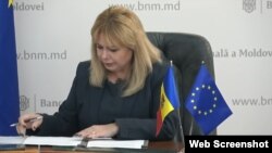 Guvernatoarea BNM, Anca Dragu, semnează cererea de aderare a Republicii Moldova la Zona Unică de Plăți în Euro (SEPA), Chișinău, 30 ianuarie.
