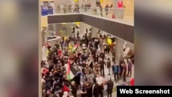 Около тысячи человек собрались в аэропорту Махачкалы, требуя не пускать граждан Израиля, прибывших из Тель-Авива, 29 октября