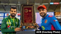 جام کریکت مسابقات بیست آوره میان افغانستان و پاکستان تزئین شده با قالین وطنی افغانی