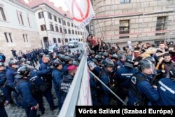 Tüntetők és rohamrendőrök Budapesten 2023. május 3-án Orbán Viktor miniszterelnök hivatalánál, a budavári Karmelita kolostornál. Fotó:Vörös Szilárd