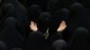 Femei musulmane șiite din Iran iau parte la un ritual de doliu înainte de Ashura, cea mai sfântă zi din calendarul musulman șiit, la Teheran, la 27 iulie.