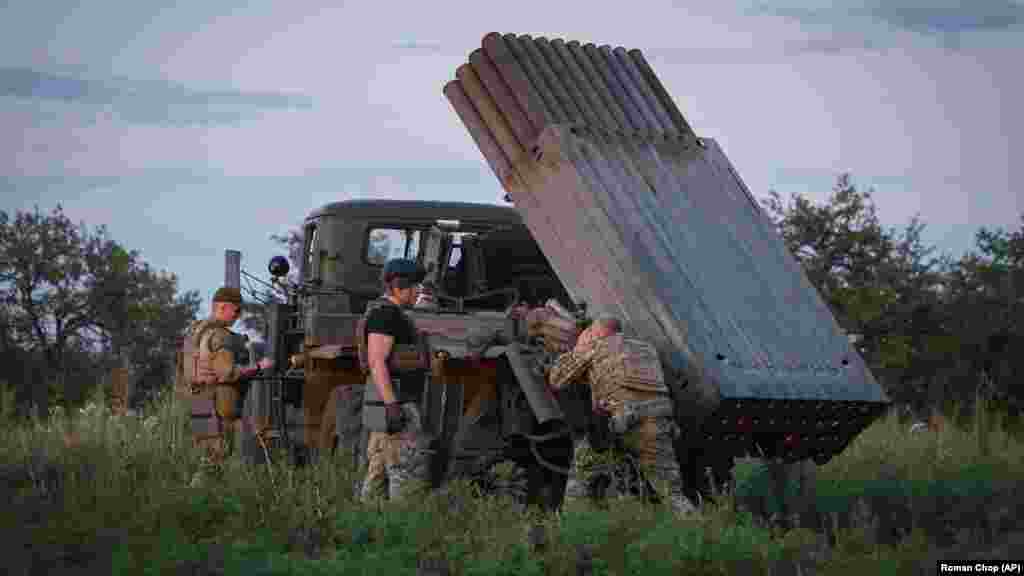Ukrán katonák egy Grad rakétavető kilövését készítik elő. Cserevatij szerint az oroszok hihetetlen ellenállást tanúsítanak, de nem sikerült áttörniük az ukrán vonalakat Liman és Kupjanszk közelében, amelyek a keleti Luhanszk és Harkiv város között fekszenek