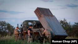 Українські військові готують реактивну систему залпового вогню «Град» для обстрілу російських позицій на передовій поблизу Бахмута Донецької області, 12 липня 2023 року