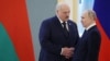 Președintele rus Vladimir Putin (dreapta) și Alyaksandr Lukașenka își strâng mâinile în timpul unei întâlniri la Kremlinul din Moscova, în aprilie.