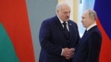 Aleksandar Lukașenko (stânga) și Vladimir Putin s-au întâlnit de mai multe ori în luna mai, la Moscova. De cel puțin două ori, Lukașenko a trebuit să fie dus de urgență la spital în urma acestor întâlniri. Moscova, 6 aprilie.