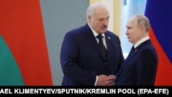 Аляксандар Лукашэнка і Ўладзімір Пуцін перад пасяджэньнем найвыйшэшага савету «саюзнай дзяржавы» ў красавіку 2022 году. Ілюстрацыйнае фота