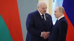 Aleksandar Lukașenko (stânga) și Vladimir Putin s-au întâlnit de mai multe ori în luna mai, la Moscova. De cel puțin două ori, Lukașenko a trebuit să fie dus de urgență la spital în urma acestor întâlniri. Moscova, 6 aprilie.