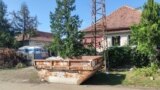 A település életét a Debreceni utca egyik Kádár-kockájába még júniusban beköltöző – a beszámolók szerint kínai – vendégmunkások kavarták fel