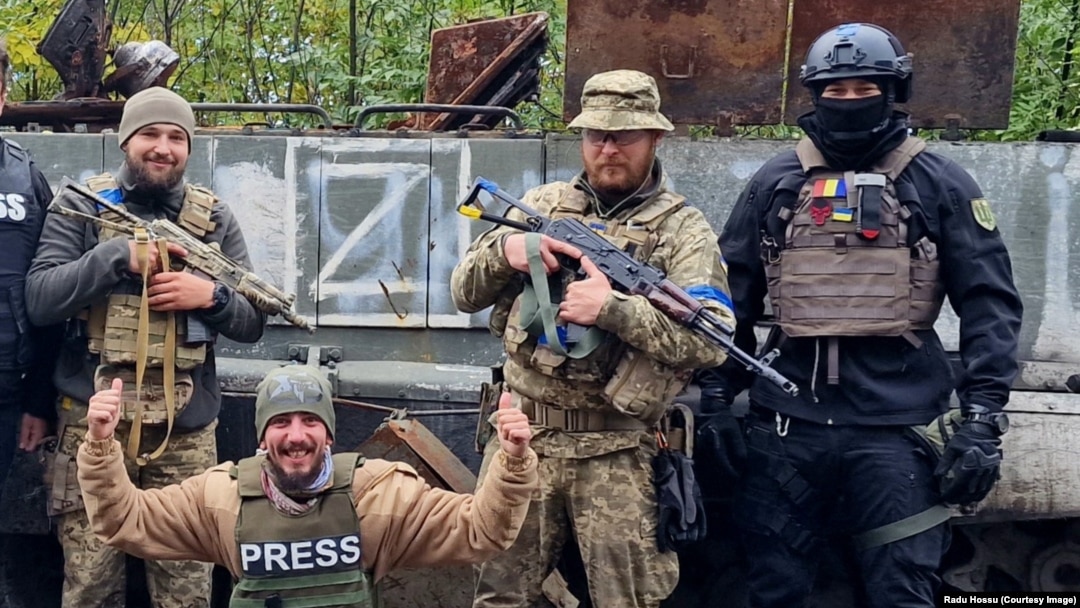 Radu Hossu a stat două luni și jumătate cu soldații din Ujgorod în zona fierbinte de luptă. În stânga este Mișa, militarul ucrainean de etnie română care a legat o trainică prietenie cu brașoveanul Radu Hossu. Fotografia este din septembrie 2022
