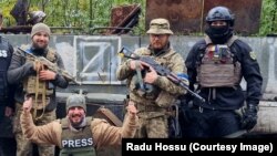 Radu Hossu a stat două luni și jumătate cu soldații din Ujgorod în zona fierbinte de luptă. În stânga este Mișa, militarul ucrainean de etnie română care a legat o trainică prietenie cu brașoveanul Radu Hossu. Fotografia este din septembrie 2022
