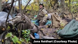 Джона Нейдхарт в одному із бункерів у лісосмузі на Луганщині. Жовтень 2022 року