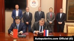 Predsjednik RS-a Milorad Dodik i direktor CRBC-a za JI Evropu Jang Dong potpisuju memorandum u Banjoj Luci, 25. aprila 2023.