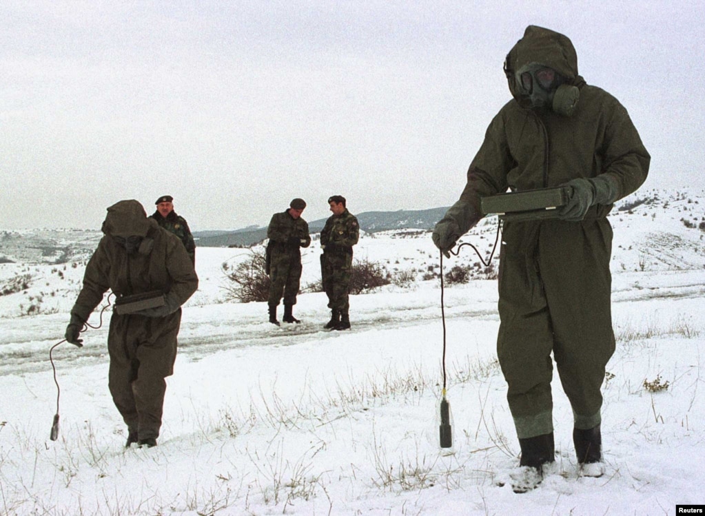 Ushtarët e Jugosllavisë së atëhershme duke matur nivelet e radioaktivitetit pranë qytetit jugor serb të Preshevës në vitin 2001, pasi avionët luftarakë qëlluan me mijëra plumba uraniumi të varfëruar gjatë bombardimeve të NATO-s.