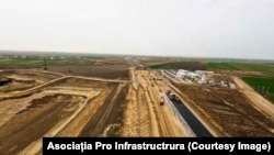 Asociația Infrastructura susține că ritmul lucrărilor pe șantierul Autostrazii Moldovei este prea lent pentru a se respecta contractul. Autostrada dintre Ploiești și nordul Moldovei românești poate fi terminată însă până la terminarea PNRR, în 2026, admite Ionuț Ciurea.