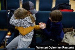 Anastasia se reunește cu fiica ei, Valeria, și fiul ei, Maksim, la Kiev, pe 8 aprilie. Cei doi copii ai ei au fost duși într-o tabără de vară organizată de Rusia din teritoriile neguvernamentale, ajungând ulterior în Rusia.