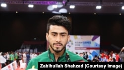 هوتک په لومړي پړاو کې خپل هندی سیال ناک اوټ کړ او نیمه پایلوبې ته یې لار پیدا کړه.