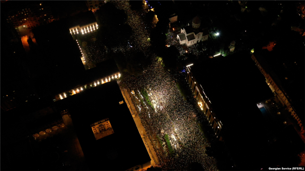 A Szabad Európa georgiai szolgálatának drónfelvételein látható a tüntető tömeg a május 1-jére virradó éjszaka Tbilisziben