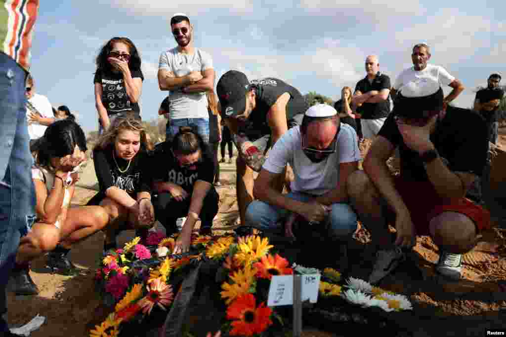 مراسم تدفین یکی از صدها نفری که در حملۀ حماس به شرکت&zwnj;کنندگان کنسرت در نزدیکی مرز نوار غزه کشته شدند 