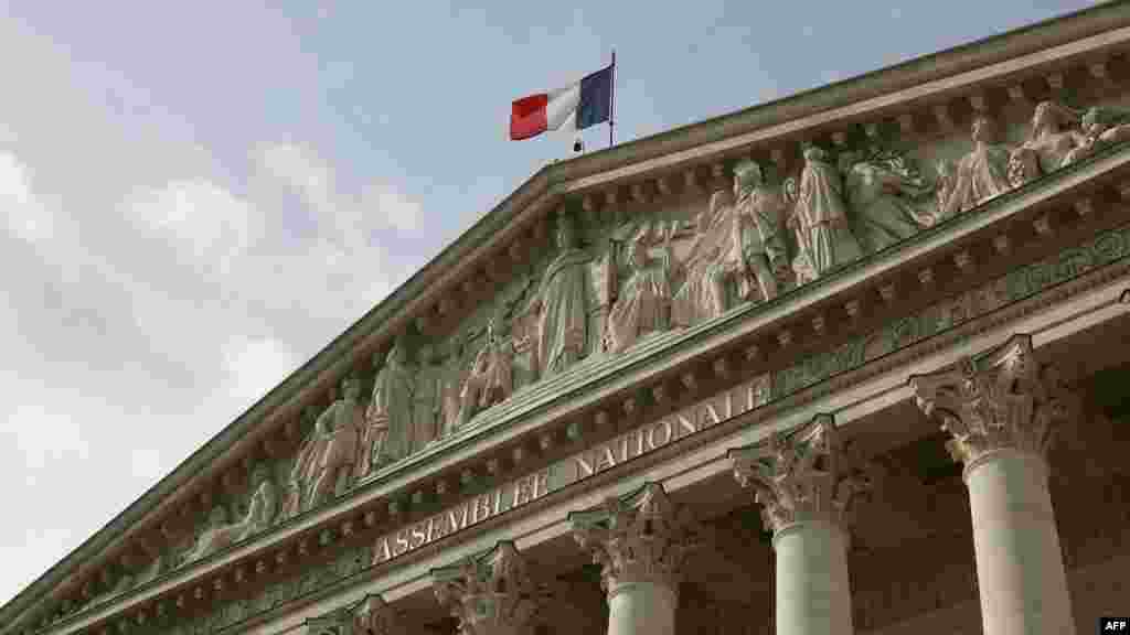 Trikolór a párizsi A Bourbon-palotán, ahol a francia Nemzetgyűlés ülésezik. Elemzők szerint Emmanuel Macron francia elnök politikai pályafutása legnagyobb kockázatát vállalta azzal, hogy a szélsőjobboldal térnyerése elleni küzdelem érdekében előrehozott parlamenti választásokat írt ki.&nbsp;Franciaország június 30-án járul az urnákhoz, hogy új Nemzetgyűlésről szavazzon, a második forduló július 7-én lesz
