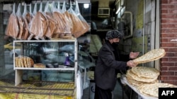 بعد از گرانی نان در ۱۳ استان، روز جمعه ۱۳ مرداد موج گرانی نان به استان تهران و گلستان نیز رسید