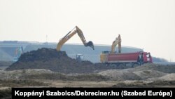 Munkálatok a tervezett akkumulátorgyár helyszínén Debrecenben