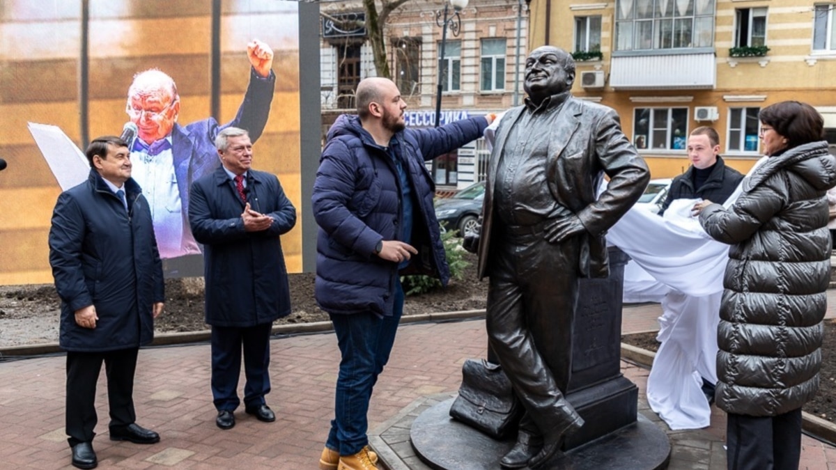 Активистку НОДа в Ростове оштрафовали после возмущения из-за памятника  Жванецкому