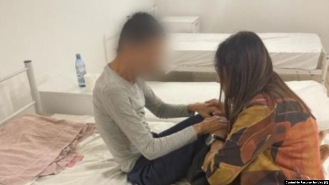 În subsolul Centrului Sfântul Gabriel cel Viteaz, un bărbat le-a povestit reprezentanților CRJ cum a ajuns acolo. Și le-a spus că vrea să fie liber.