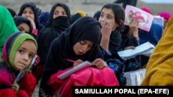 دختران دانش‌آموز افغان