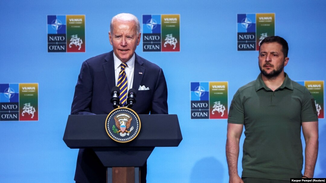 Președintele USA, Joe Biden, vorbește la un eveniment în timp ce președintele Ucrainei, Volodimir Zelenski ascultă. Liderii G7 anunță o declarație comună pentru sprijinul Ucrainei. Vilnius, Lituania. 