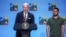 Președintele USA, Joe Biden, vorbește la un eveniment în timp ce președintele Ucrainei, Volodimir Zelenski ascultă. Liderii G7 anunță o declarație comună pentru sprijinul Ucrainei. Vilnius, Lituania. 