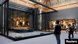 Posjetitelji Rijksmuzeja promatraju Rembrandtovu Noćnu stražu, Amsterdam, lipnja 2021.
