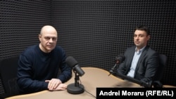 Daniel Goinic (dreapta), director al Programului Drepturile Omului din cadrul Centrului de Resurse Juridice din Moldova (CRJM) și Eugen Urușciuc, autorul podcastului „În esență...”, în studioul Europei Libere.