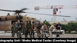 Spitalele centrului medical Sheba din regiunea Tel Aviv au preluat până acum aproximativ 200 de răniți în urma atacurilor Hamas declanșate sâmbătă. 