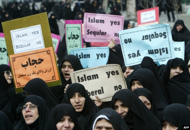 تظاهرات در تهران علیه قانون لائیسیته در مدارس فرانسه، بهمن ۱۳۸۲