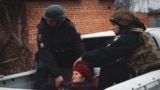 Войници утешават възрастна жена, докато я евакуират от дома ѝ във Велика Писаривка, Сумска област, в Североизточна Украйна. Датата е 18 март. Украинските власти извеждат хората от града, който се намира само на 7 км от границата с Русия.<br />
&nbsp;