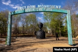 Intrarea în noul parc de sculpturi Freedom Monument Sculpture Park al Equal Justice Initiative. Montgomery, statul Alabama, 12 martie 2024.