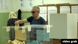 Një burrë duke votuar në zgjedhjet lokale në Beograd, Serbi, 2 qershor 2024.