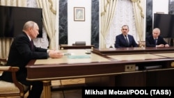 ЧВК "Вагнер" жетекшісі Андрей Трошев (оң жақта бірінші) Ресей президенті Владимир Путиннің қабылдауында отыр.
