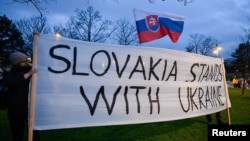 Протест у Братиславі проти зовнішньої політики уряду Словаччини після зустрічі міністра закордонних справ Словаччини Юрая Бланара зі своїм російським колегою Сергієм Лавровим, 12 березня 2024 року