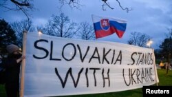 Протест в Братиславе против внешней политики правительства Словакии после встречи министра иностранных дел Словакии Юрая Бланара со своим российским коллегой Сергеем Лавровым, 12 марта 2024 года