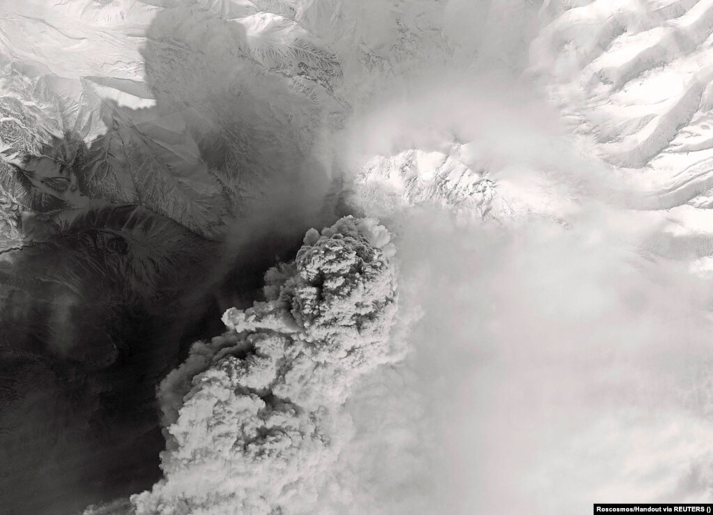 Një imazh satelitor më 12 prill kap tymin dhe shtëllunga hiri të vullkanit Shiveluch që shpërtheu. Vullkani ka shpërthyer vazhdimisht që nga viti 1999, megjithëse zakonisht jo me të njëjtin nivel egërsie si ai i 11 prillit.