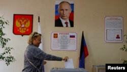 Alegerile pentru parlamentul rus și guvernatori regionali au avut loc și în regiunile ucrainene Donețk, Lugansk, Zaporojie și Herson, pe care Kremlinul pretinde că le-ar fi anexat anul trecut.