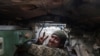 Ukrán katona egy harckocsiban Bahmut közelében 2023. március 7-én