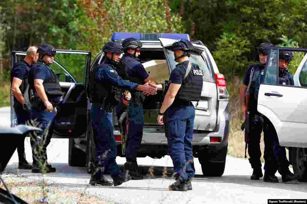 Shtrëngim duarsh mes pjesëtarëve të Policisë së Kosovës në veri.