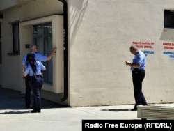 Zyrtarët policorë duke larguar posterët e vendosur në Mitrovicë të Veriut.